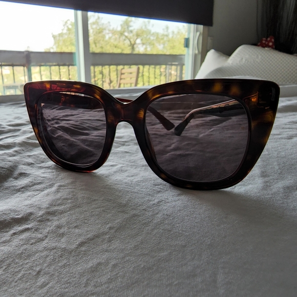 GUCCI Sunglasses Cat Eye gg0164s w/ case - Picture 3 of 7